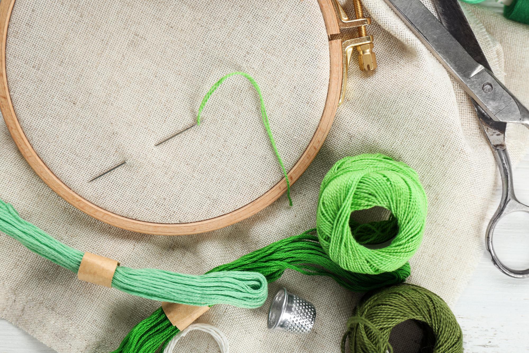 Atelierarbeitsplatz mit Garnen und Stickrahmen