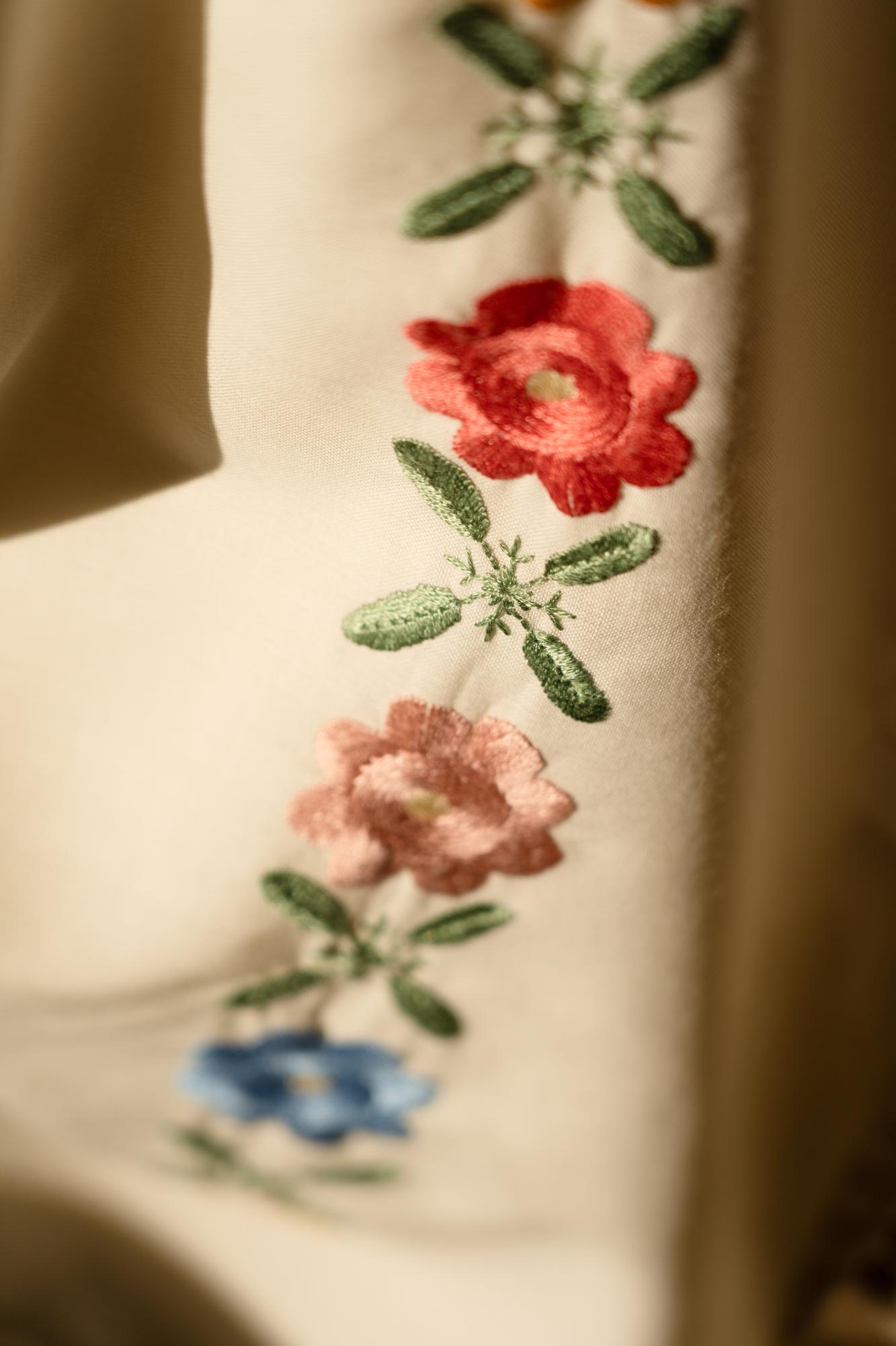 Nahaufnahme handgestickter Blumen auf Leinen