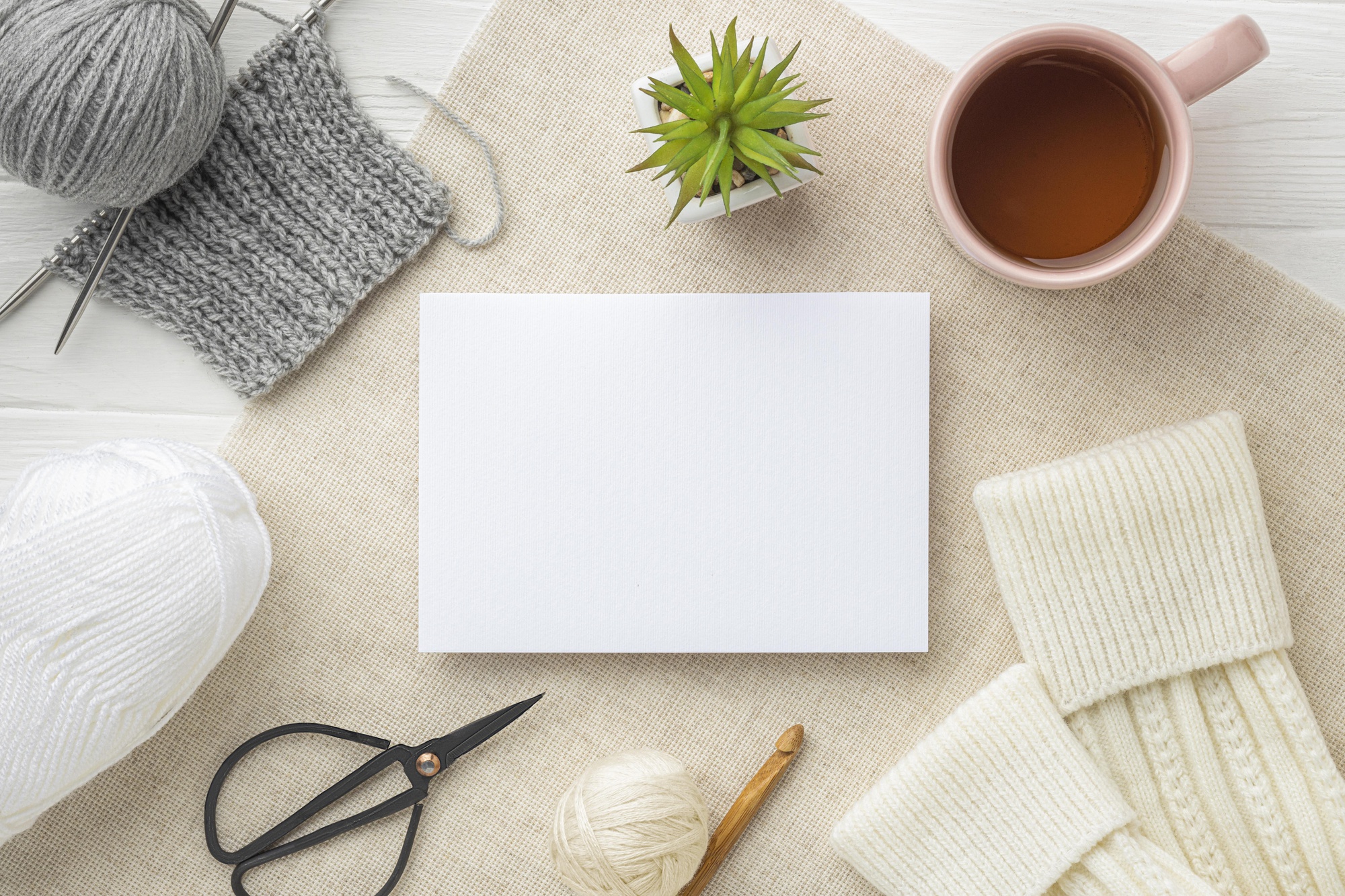 Beispielpaket bestickter Artikel auf Tisch